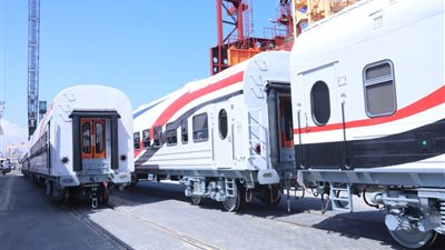 وصول الدفعة الأولى من عربات الركاب الجديدة إلى ميناء الإسكندرية (صور)