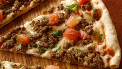 وصفة سهلة لتحضير البيتزا باللحم في المنزل.. جربيها