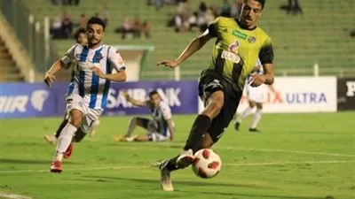 طاهر محمد طاهر يرفض الزمالك ويتمسك بالأهلي