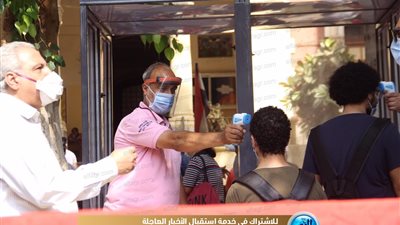 إجراءات تعقيم صارمة أثناء دخول طلاب الثانوية العامة إلى اللجان (فيديو)