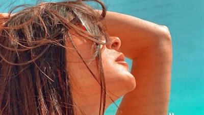 على الشاطئ.. نورهان منصور أثناء قضاء عطلة الصيف