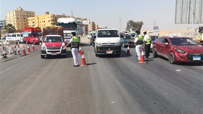 حملات مرورية على الطرق لتنفيذ قرار حظر سير النقل (صور)