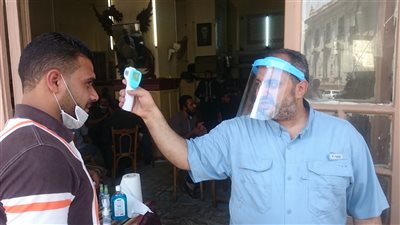 صاحب مقهى يقيس حرارة زبون للقبول ضمن الـ25% بالإسكندرية (صور)