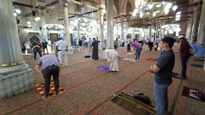 بالكمامات.. الحسين يستقبل المصلين في أول أيام فتح المساجد (صور)