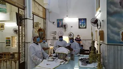 إقامة القداس الإلهى بكنيسة السيدة العذراء بسوهاج (صور)