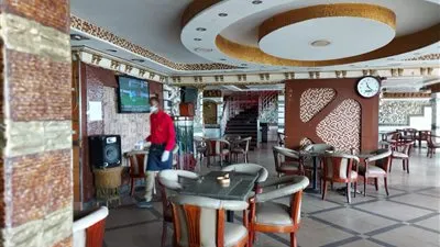 بعد فتح المقاهي والمساجد.. كيف مر أول يوم في التعايش مع كورونا؟