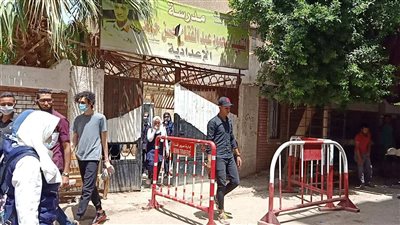 تباين آراء طلاب الثانوية العامة في قنا بعد امتحان الديناميكا (صور)