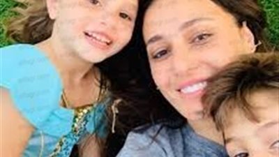 حلا شيحة تسترجع الذكريات بصورة مع أبنائها