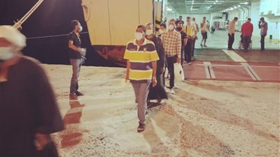 وزير النقل يتابع وصول 348 مصريًا عائدين من الأردن (صور)