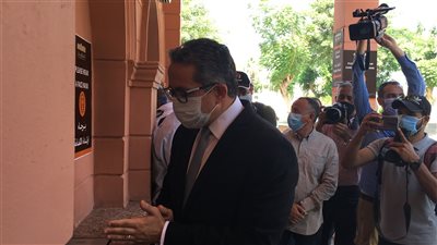 وزير السياحة والآثار يخضع للإجراءات الاحترازية قبل دخوله متحف التحرير