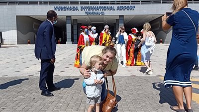 فرحة السائحين وأطفالهم عقب وصولهم مطار الغردقة الدولي (صور)