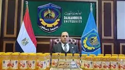 أول تعليق من رئيس جامعة دمنهور على صوره مع عسل النحل 