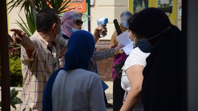 بالكمامة وكاشف الحرارة.. دخول طالبات لجنة امتحان بمدرسة في مصر الجديدة 