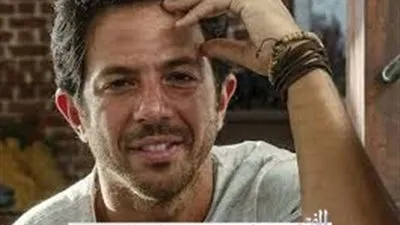 عمر الشناوي يغازل جمهوره بصورة له مع زوجته ونجله