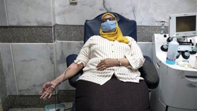 نائبة محافظ أسوان تتبرع بالبلازما لعلاج مصابي كورونا (صور)