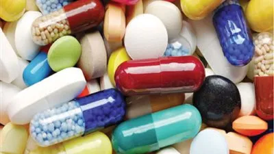 أستاذ باطنة يُحذر من أضرار الإفراط في تناول المسكنات