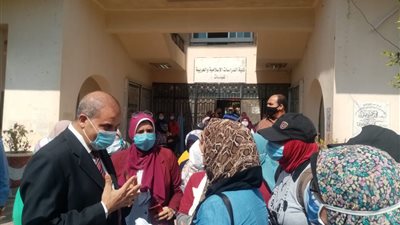 رئيس جامعة الأزهر يستقبل الطالبات بهدايا وقائية ضد كورونا 