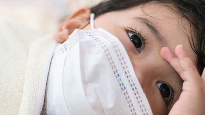 نصائح لرعاية الطفل المصاب بكورونا في المنزل (إنفوجراف)