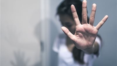 تعرفي على الإجراءات القانونية حال تعرضك للتحرش أو الابتزاز الجنسي (فيديو)