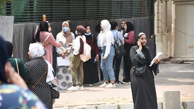 طلاب الثانوية بين الفرح والحزن بعد امتحان التاريخ والفيزياء (صور)