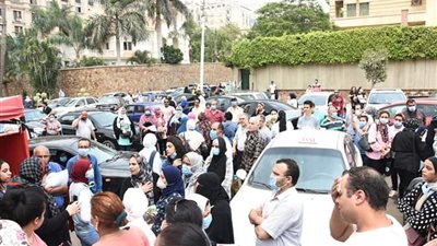 غياب التباعد الاجتماعي أمام لجان امتحانات الثانوية العامة (صور)