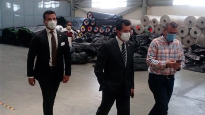 وزير الشباب والرياضة يتفقد مصنع النجيل الصناعي (صور)