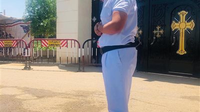 رسالة سلامة للعالم من المنيا.. ضابط شرطة يصلي أمام كنيسة (صور)