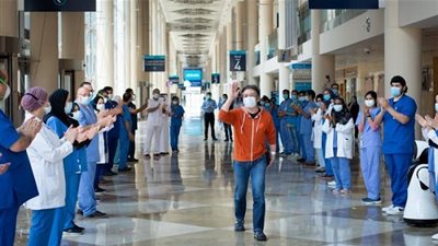 الإمارات.. مستشفى دبي الميداني تحتفل بمغادرة آخر مصاب بكورونا