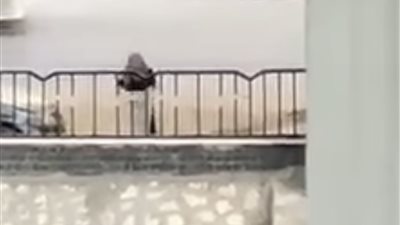 مواطنة تلقي القمامة على ترعة المريوطية بعد تجديدها.. والمحافظة ترد (فيديو)