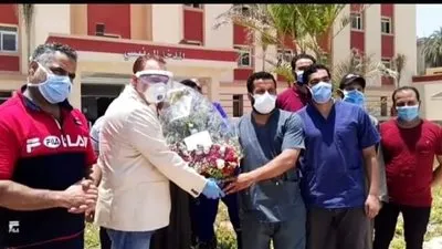 رئيس مركز ومدينة ملوى يقدم بوكية ورد للاطقم الطبية (صور)  