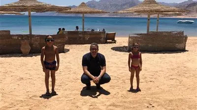 وزير السياحة والآثار يلتقي أسرة فرنسية قررت العيش في دهب (صور)