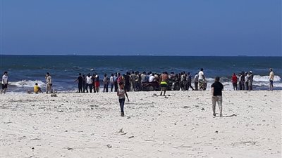 أهالي ضحايا الغرق بشاطئ النخيل ينتظرون جثامين ذويهم (صور)