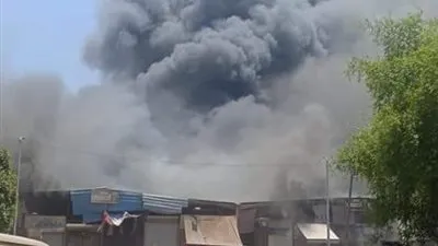 الحماية المدنية تواصل جهودها للسيطرة على حريق سوق توشكى