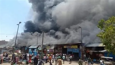 النيران تلتهم عشرات المحلات والاكشاك في حريق سوق توشكى بحلوان