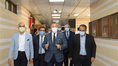 رئيس جامعة عين شمس يتفقد امتحانات كلية طب الأسنان (صور)