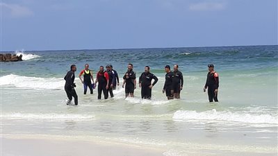 الإنقاذ النهري يواصل جهوده للعثور على الغريق الأخير بشاطئ النخيل (صور)