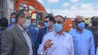 محافظ الإسكندرية يقود حملة مكبرة لإزالة عقارات مخالفة (صور)