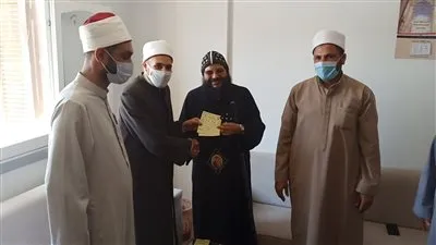 أسقف البحر الأحمر يشارك في حملة بيع صكوك الأضاحي (صور)