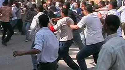 بالأسلحة البيضاء.. 3 أشخاص يشرحون جسد شاب في السيدة عائشة