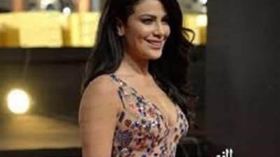 صبا مبارك تغازل جمهورها بتوب مفتوح من الصدر