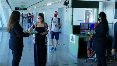 مسئولو مطار الغردقة يستقبلون السياح القادمين من صربيا بالورود (صور)