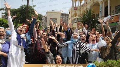 بالأحضان والصور التذكارية.. طلاب الثانوية العامة ينهون الامتحانات (صور) 
