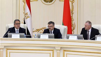 العناني يرد على تساؤلات الإعلام البيلاروسي حول الوضع السياحي بمصر