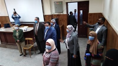 نائبا رئيس جامعة القاهرة يتفقدان سير الامتحانات بعلوم القاهرة