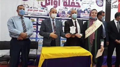 وكيل تعليم الفيوم يكرم أوائل الشهادة الإعدادية (صور)