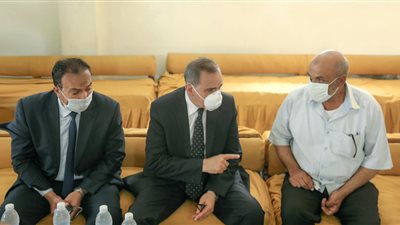 بعد انتشاله.. محافظ كفر الشيخ يقدم واجب العزاء لأسرة نور كلش (صور)