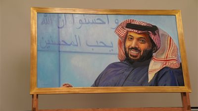  الرسام العالمي توماس سانتوس يقدم لوحة فنية لصورة تركي آل الشيخ (صور)