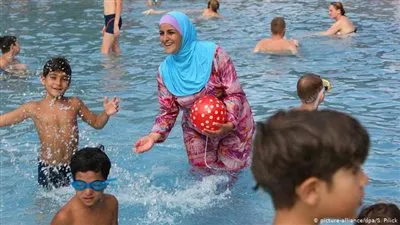 أستاذ فيروسات: نزول حمامات السباحة بملابس قطنية يؤذى صحة الإنسان 