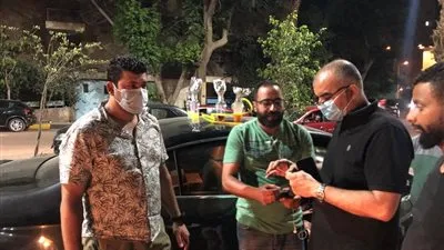  حي الدقي يضبط شباب يدخنون الشيشة في الطريق العام