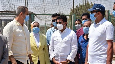 وزير الرياضة يتفقد مركزي شباب الهايكستب والسلام ثالث